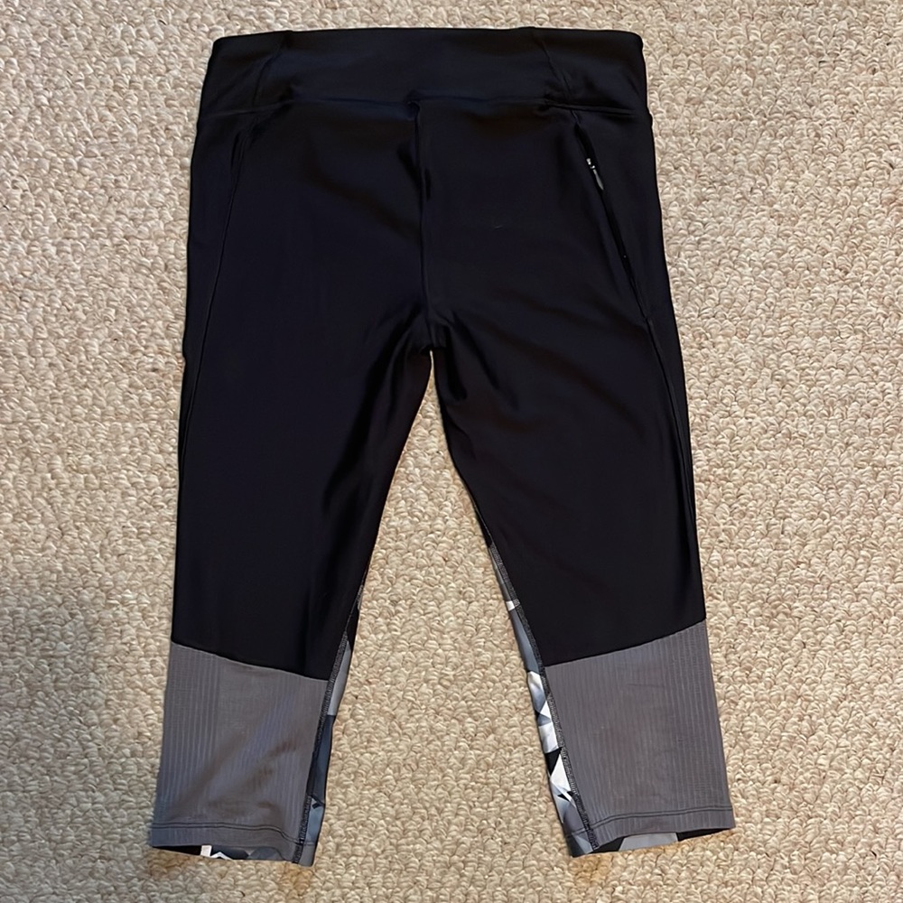 Under Armour Compression capri legging Sz L Blk/Gray 20” inseam w/zipper pocket - Picture 2 of 6